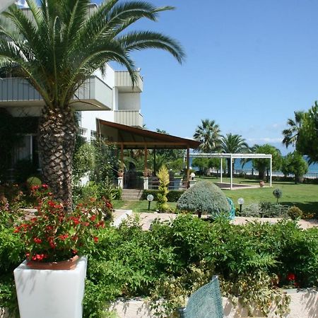 Batis Hotel Livanatai Bagian luar foto