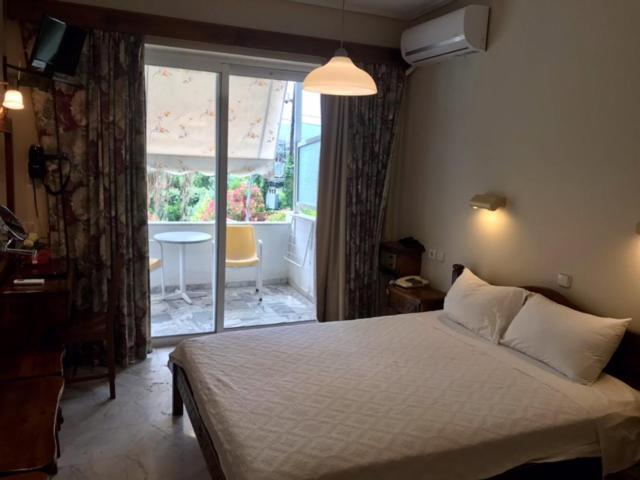 Batis Hotel Livanatai Bagian luar foto