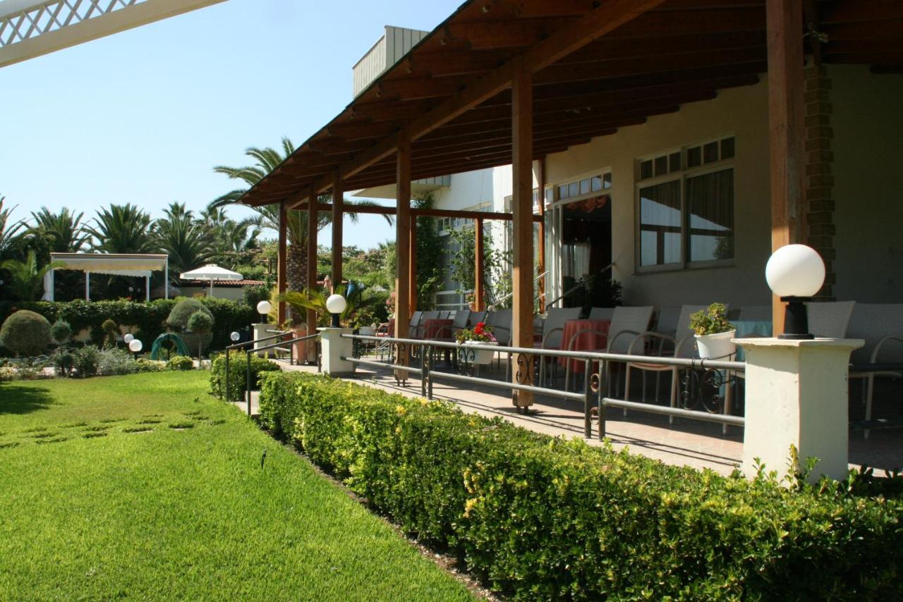 Batis Hotel Livanatai Bagian luar foto