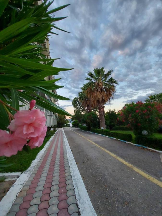 Batis Hotel Livanatai Bagian luar foto