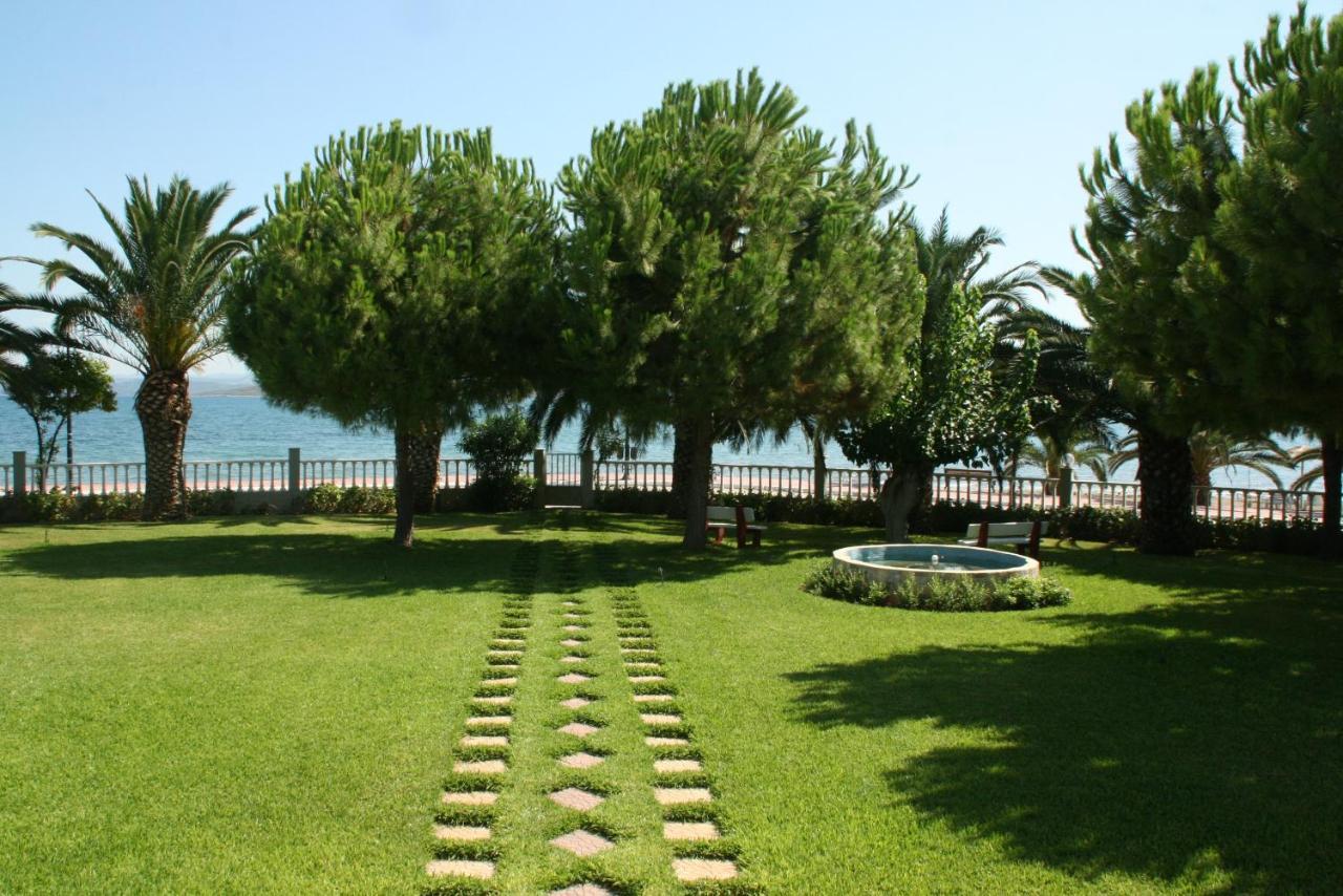 Batis Hotel Livanatai Bagian luar foto