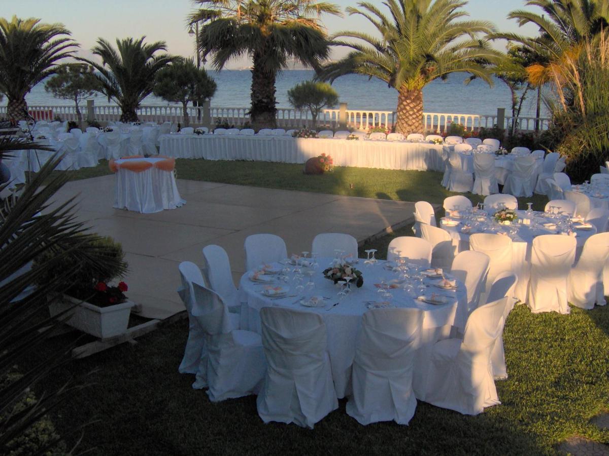 Batis Hotel Livanatai Bagian luar foto