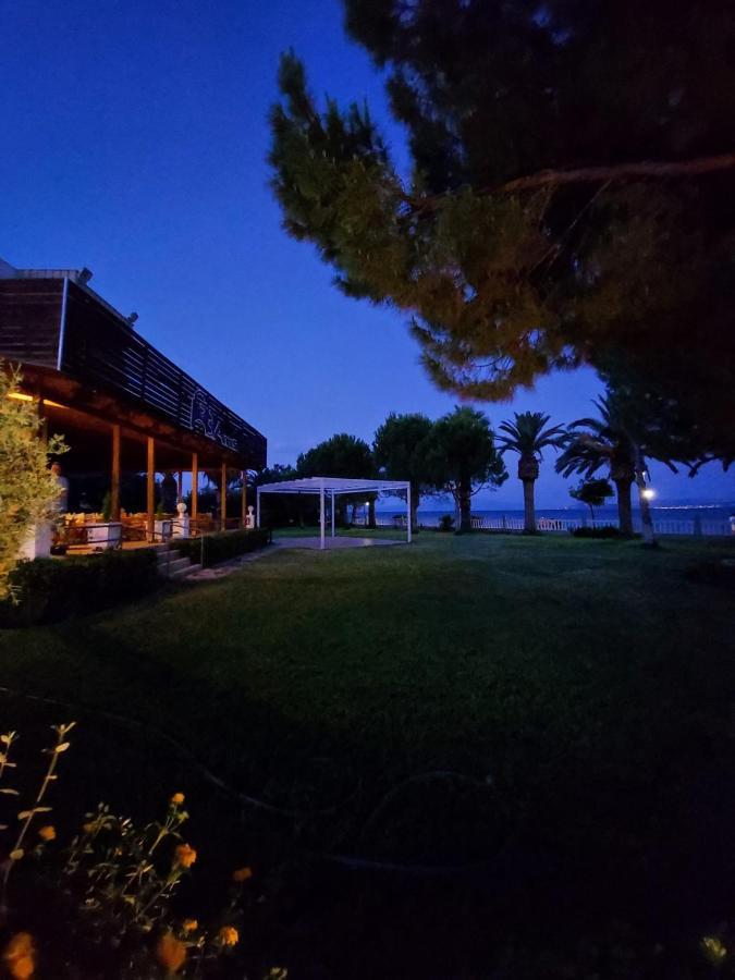 Batis Hotel Livanatai Bagian luar foto