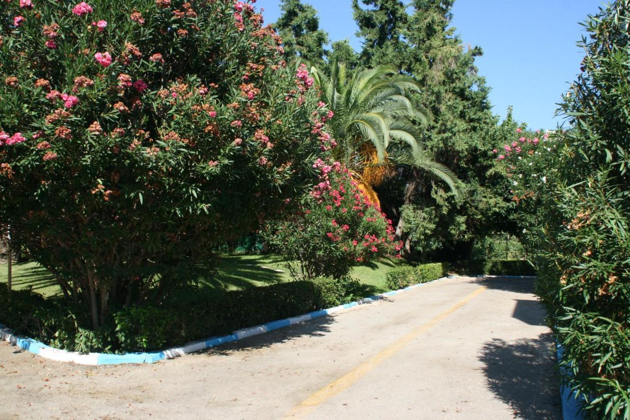 Batis Hotel Livanatai Bagian luar foto