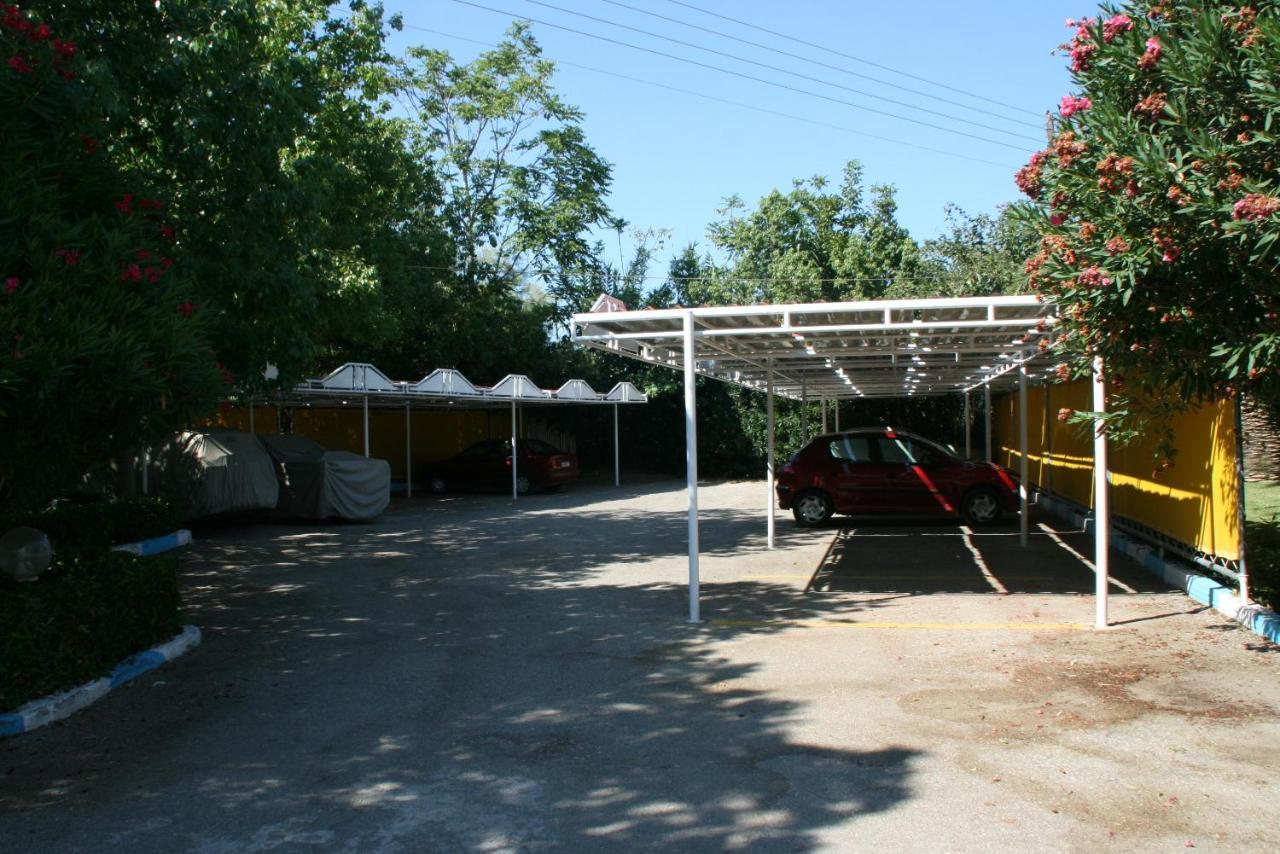Batis Hotel Livanatai Bagian luar foto