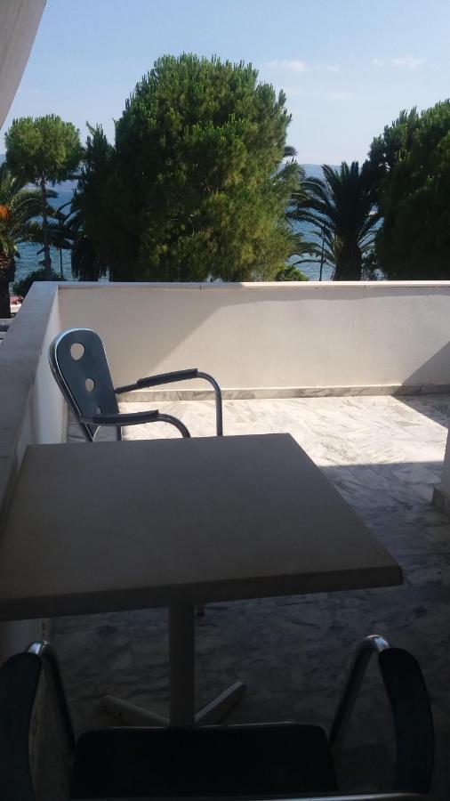 Batis Hotel Livanatai Bagian luar foto
